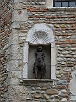 Perouges, Place du tilleul, Maison de petit St-Georges, en galets (2)
